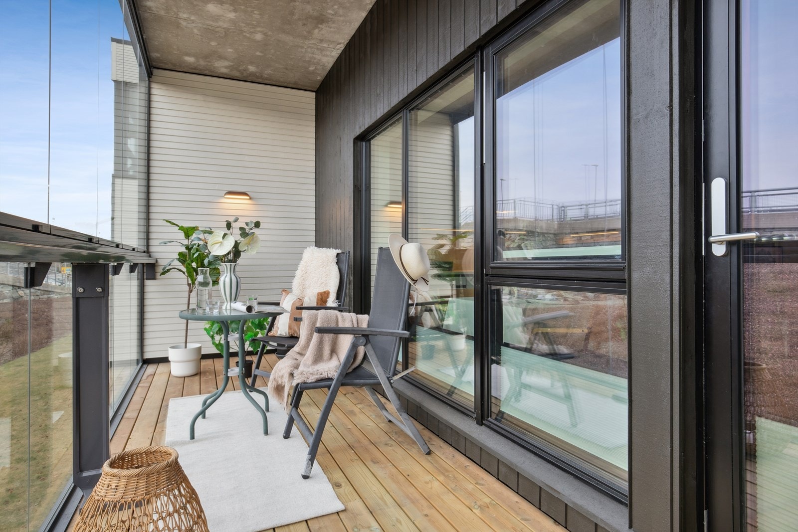 Innglassingen gjør balkongen til et lunt og anvendelig uterom som kan nytes store deler av året. Galleribilde