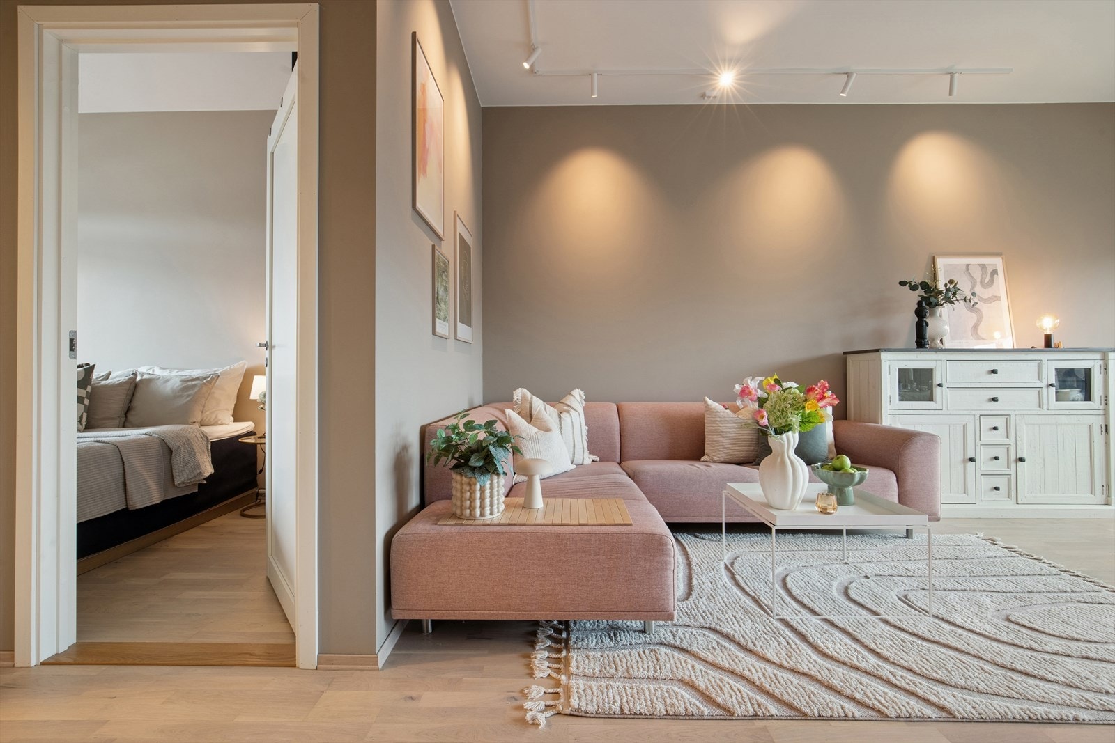 A-konto varmtvann og fjernvarme, samt TV/internett er inkludert i felleskostnadene, noe som gir svært lave og forutsigbare boutgifter. Galleribilde