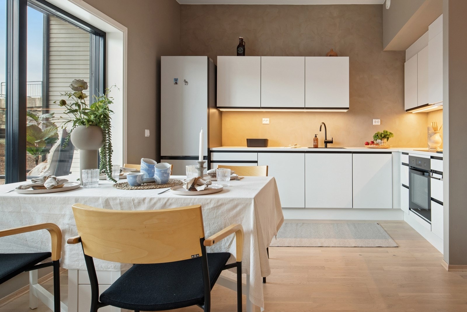 Den åpne løsningen gir god plass til en spiseplass i tilknytning til både kjøkken og stue. Galleribilde