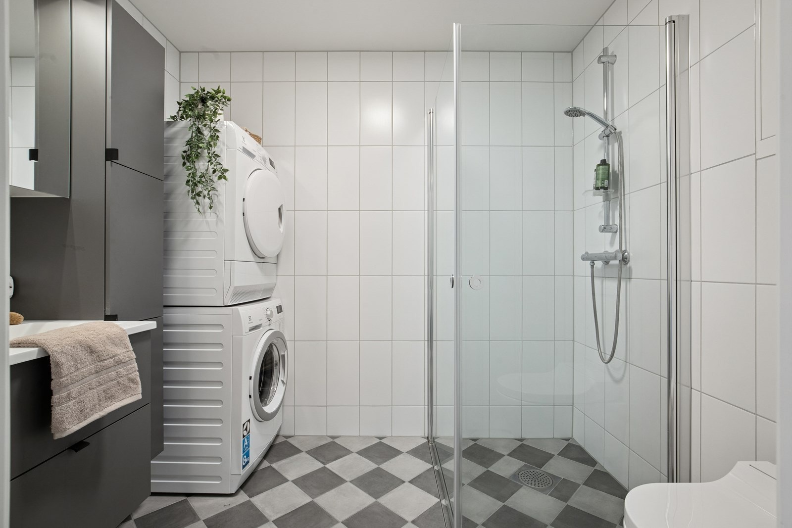 Flislagt bad med elektriske varmekabler i gulvet for god komfort. Galleribilde