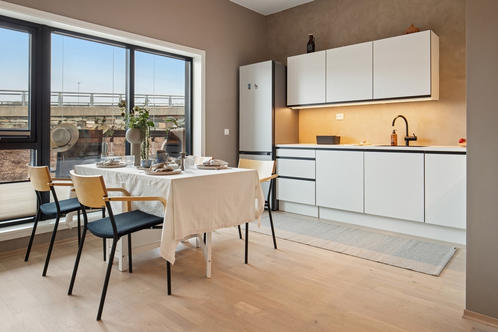 Leiligheten har romslige rom og oppleves svært luftig med store vindusflater og god takhøyde. Galleribilde