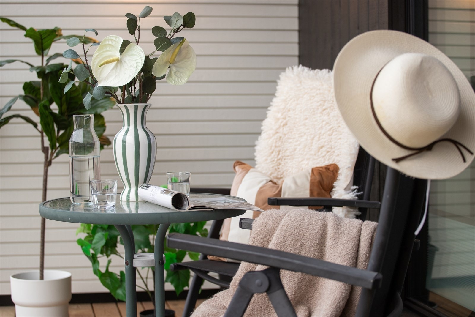 Her er det god plass til en sittegruppe for å nyte utelivet skjermet for vær og vind. Galleribilde