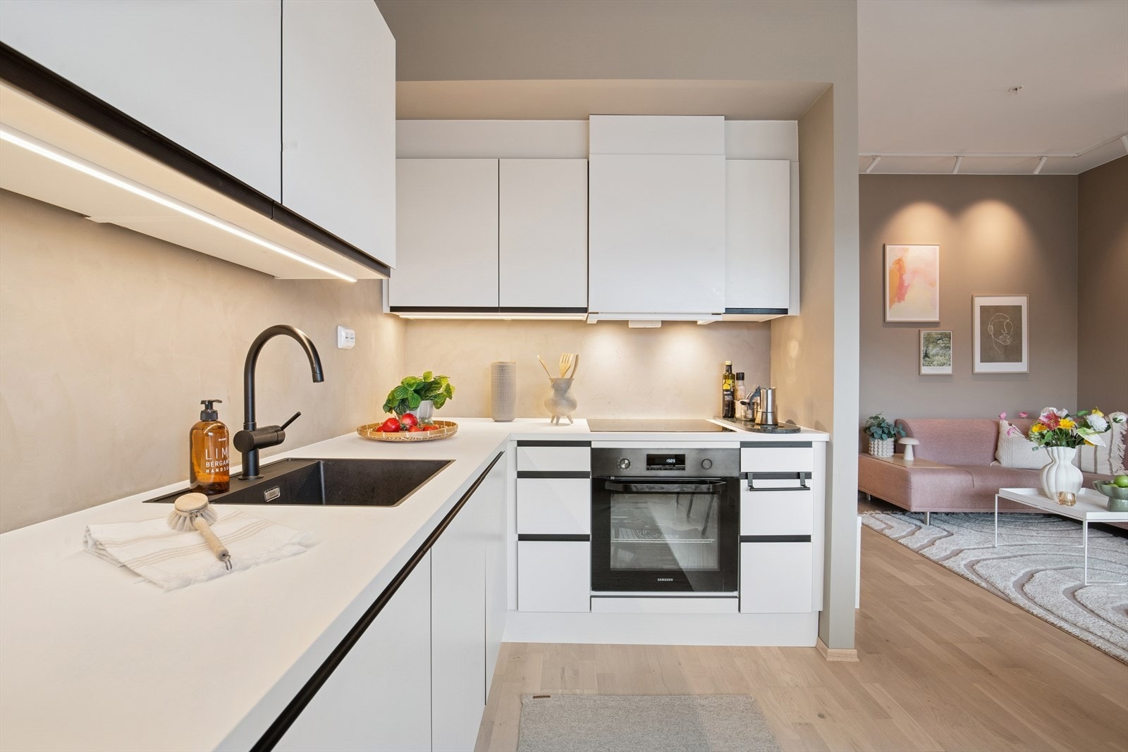 Kjøkkenet er utstyrt med integrert platetopp, stekeovn, oppvaskmaskin og kjøl/fryseskap. Galleribilde