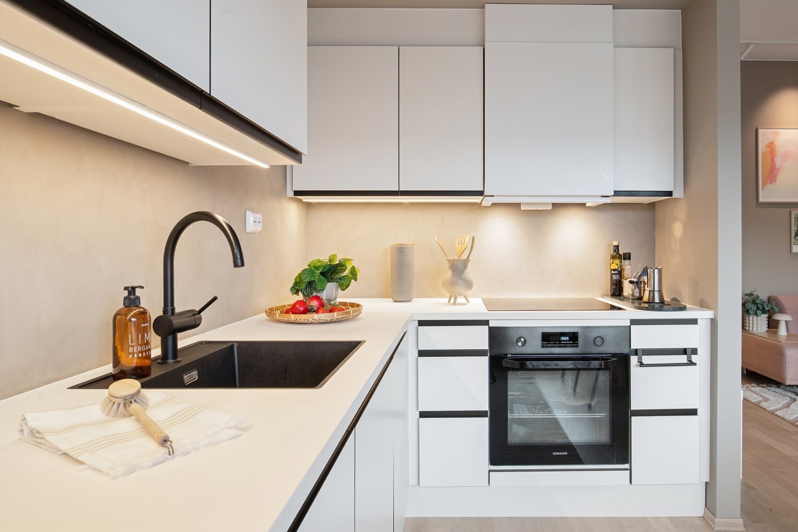 For økt sikkerhet er det installert både komfyrvakt og vannstoppsystem på kjøkkenet. Galleribilde