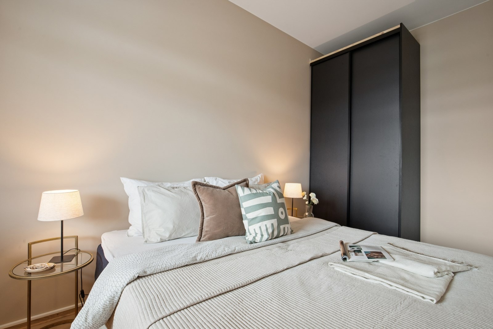 Hovedsoverommet har god plass til dobbeltseng og garderobeløsning. Galleribilde