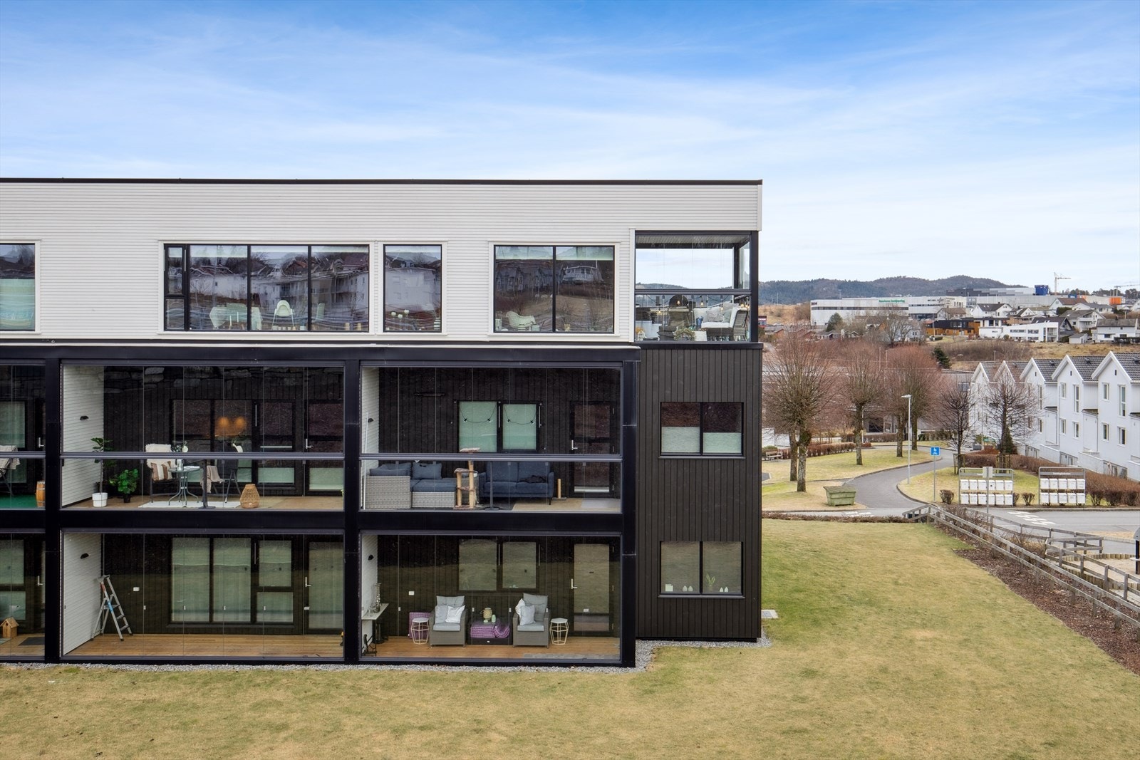 Leiligheten ligger i et nyere boligbygg fra 2022 med moderne fasiliteter som heis, fjernvarme, balansert ventilasjon og felles garasjeanlegg. Galleribilde