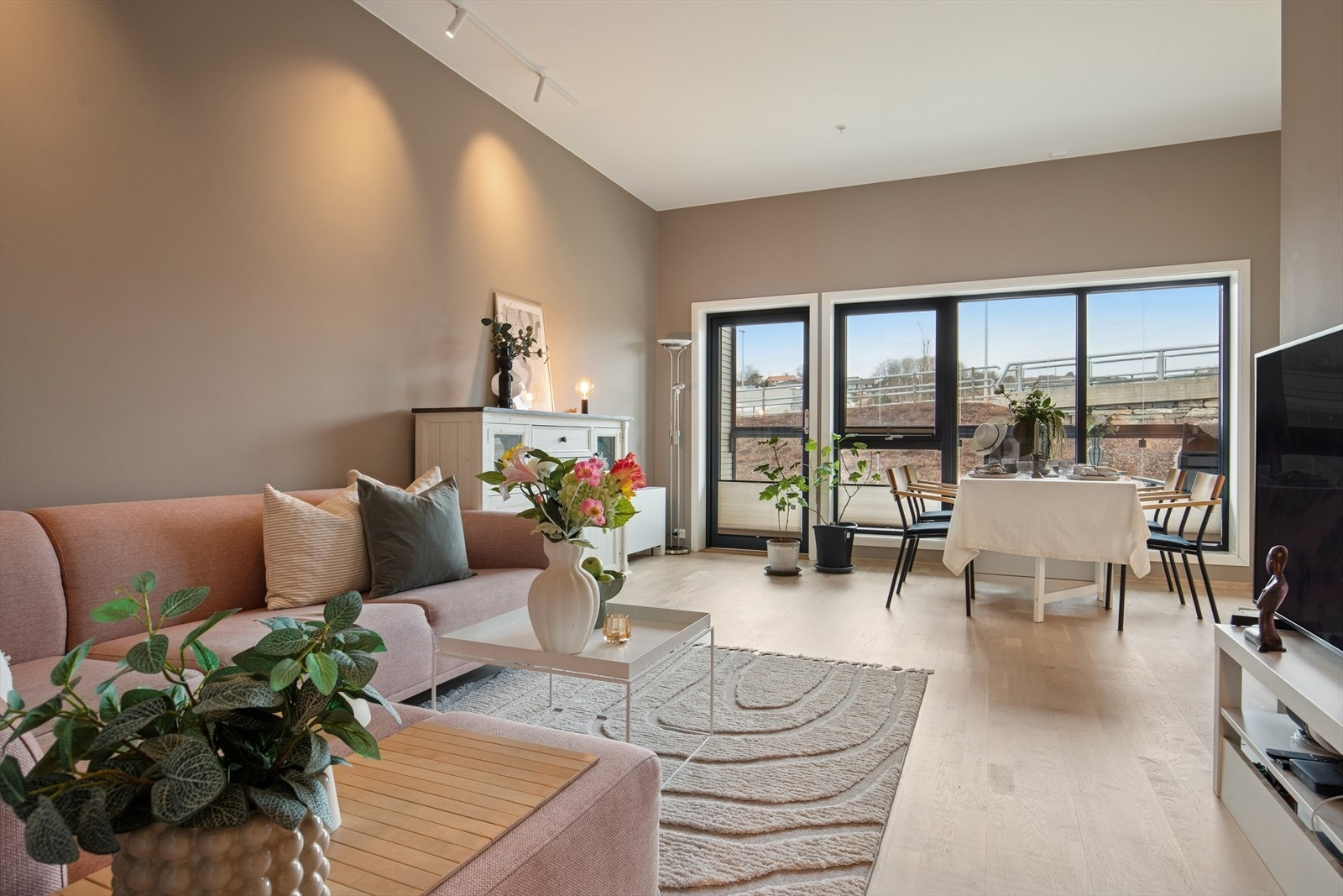 Dette er en lys og moderne 3-roms eierleilighet med høy standard, gjennomgående planløsning, innglasset balkong og garasjeplass. Galleribilde