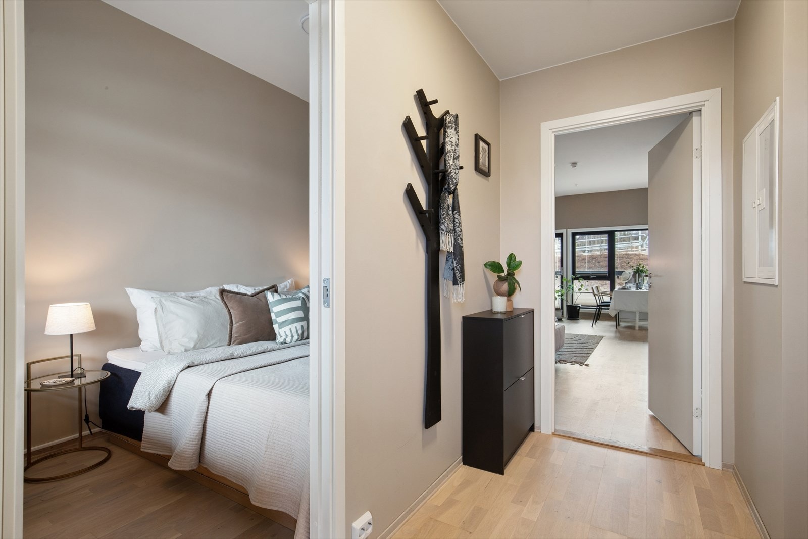 Leiligheten byr på flotte kvaliteter som store vinduer, gode oppbevaringsmuligheter og en barnevennlig planløsning. Galleribilde