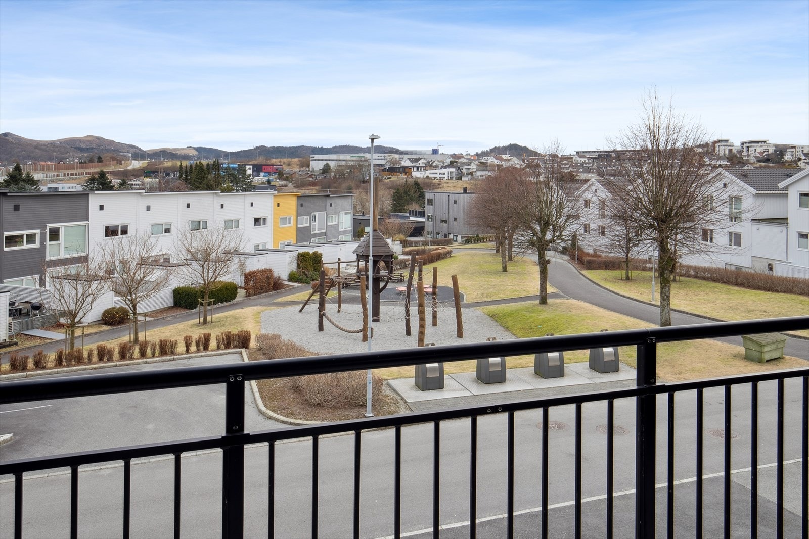 Sandved er et attraktivt og veletablert område hvor du bor tilbaketrukket, samtidig som du har kort vei til alt Sandnes har å by på. Galleribilde