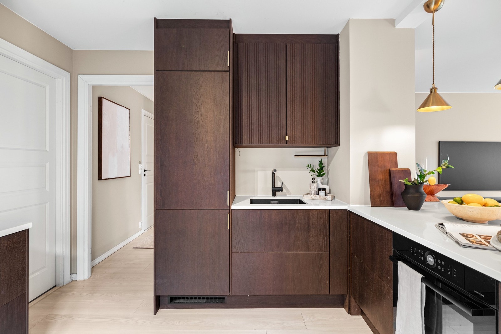 Det er integrerte hvitevarer med platetopp, komfyr, oppvaskmaskin og kjøleskap
/fryser - dette følger med salget Galleribilde