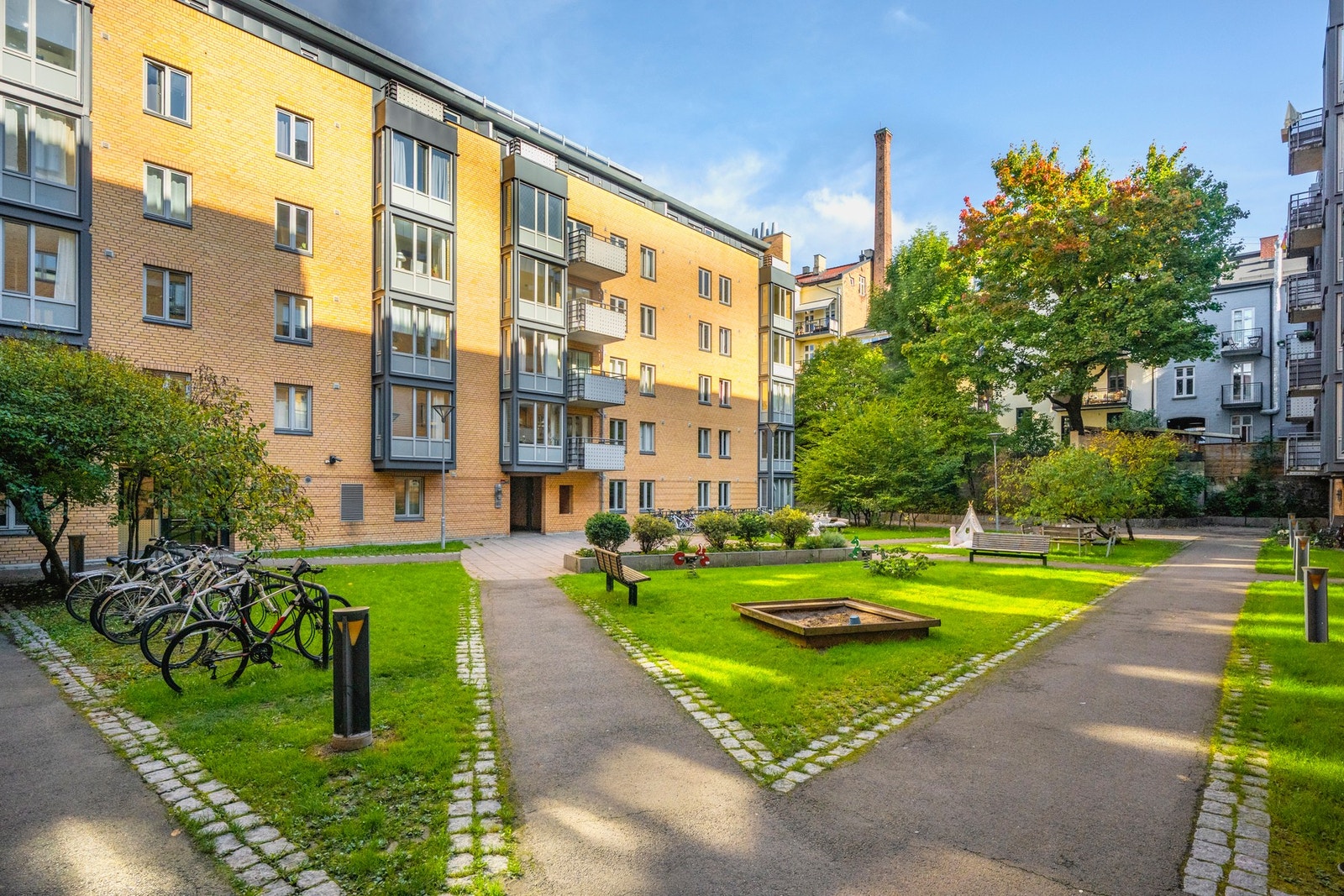 Falbes gate 18 er et veldrevet sameie med pent opparbeidet grøntområder Galleribilde