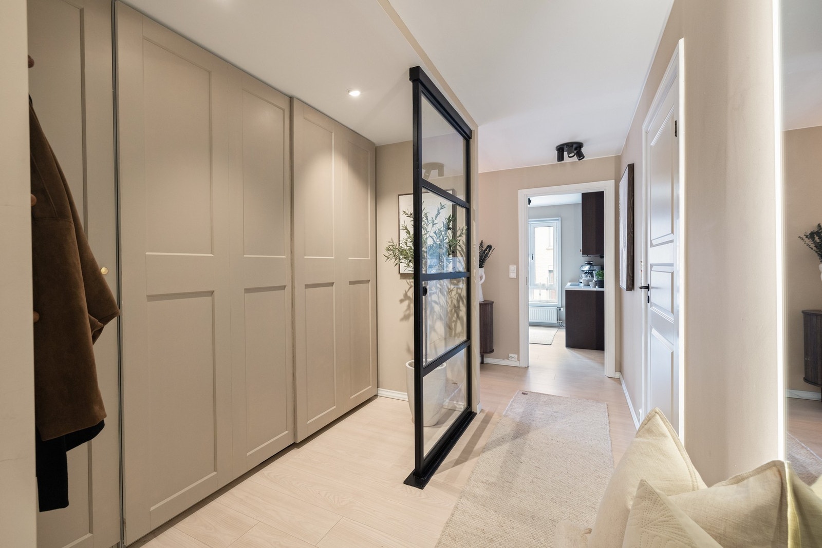 Elegant entré som setter standarden for resten av leiligheten Galleribilde