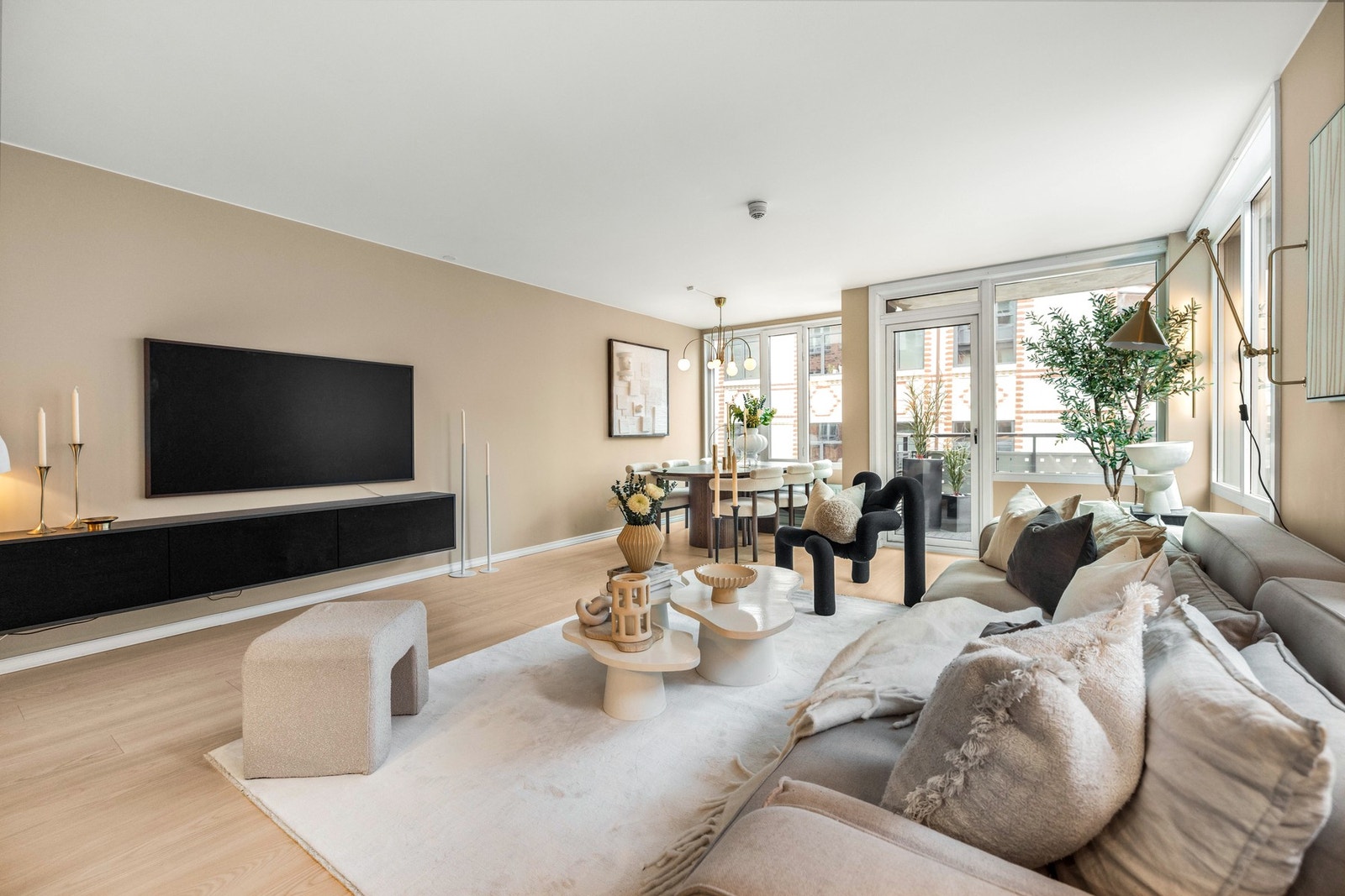 Det er god plass til å møbler med sofagruppe og medievegg Galleribilde