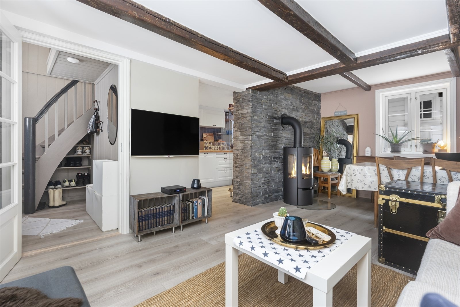 Boligen er arealeffektiv med entrè, stue, spisestue, kjøkken og bad/vaskerom i første etasje Galleribilde