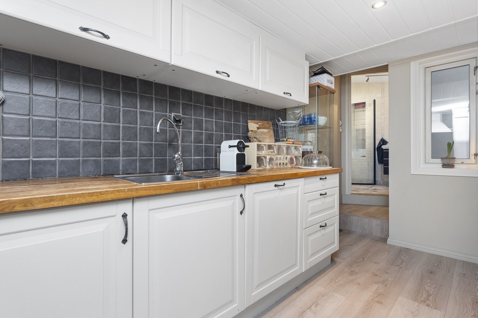 Utenfor bilde til høyre er det utgang til uteplass og bod Galleribilde