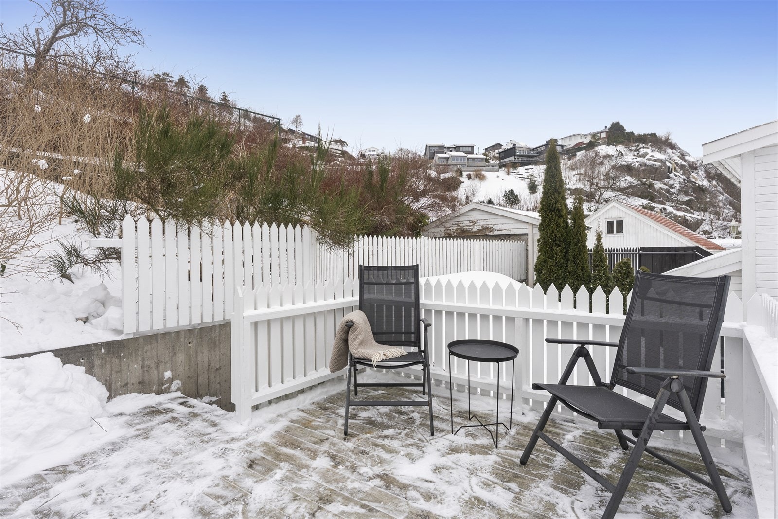 Her eier man forbi det hvite gjerdet og opp i skråningen til det svarte gjerdet Galleribilde