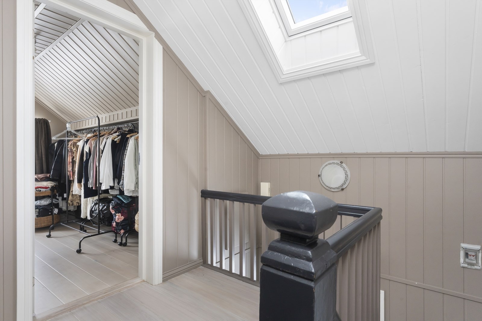 Videre inn til soverom, takvinduet gir loftsrommet et lyst og luftig preg Galleribilde