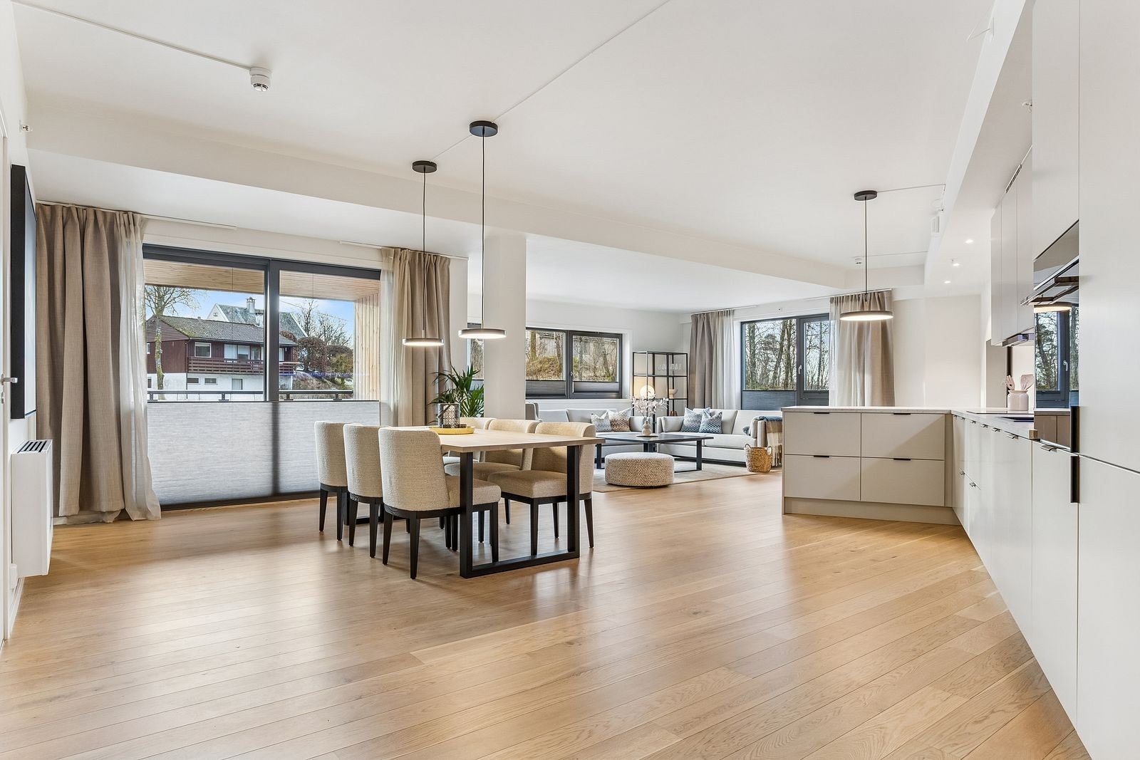 Romslig stue og kjøkken. Galleribilde