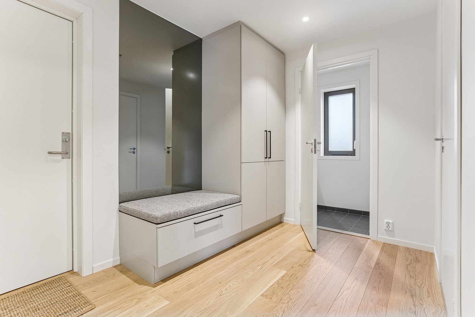 Entre med god plass til å henge ifra seg ytterklær og sko. Galleribilde