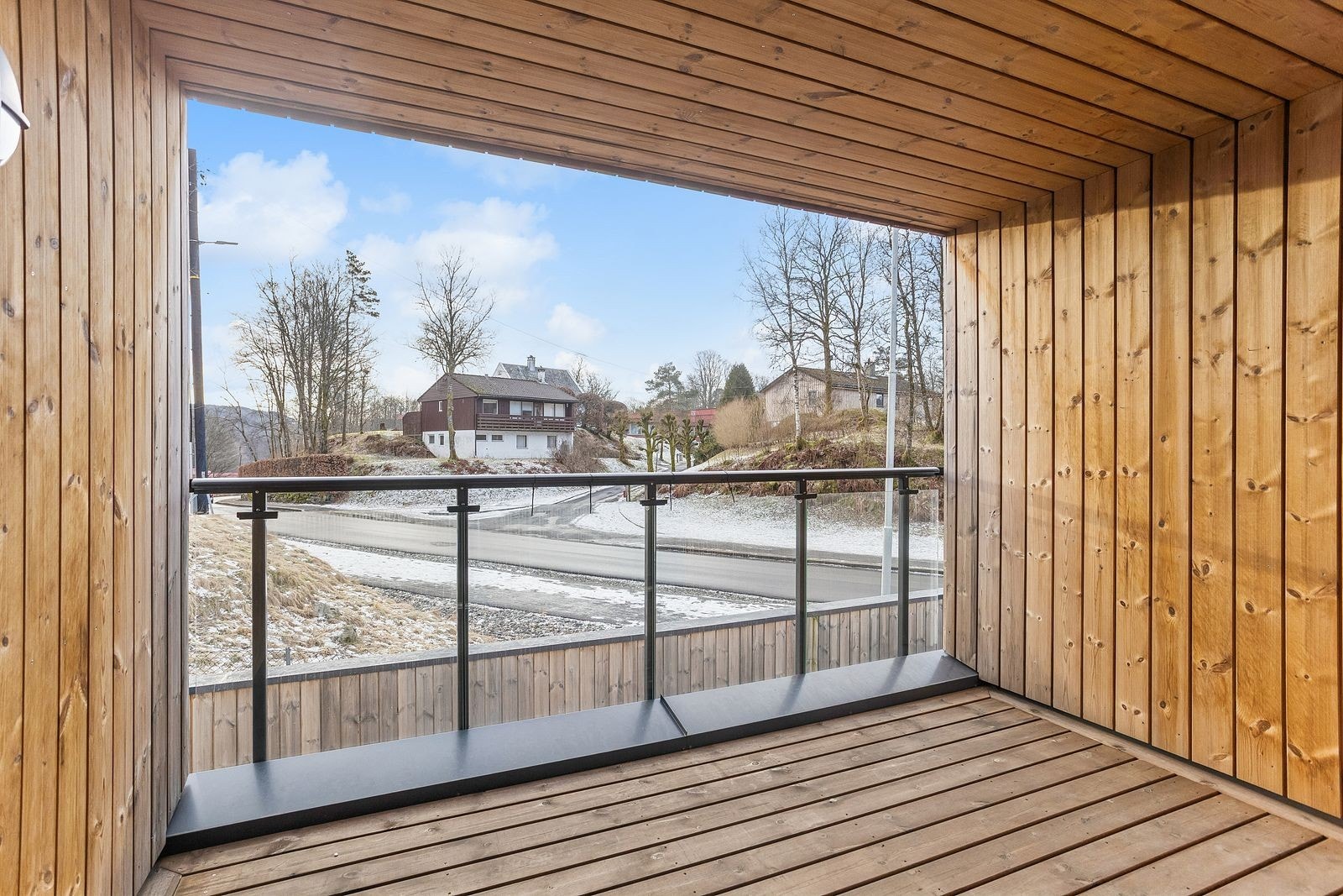 Balkong med takoverbygg. Galleribilde