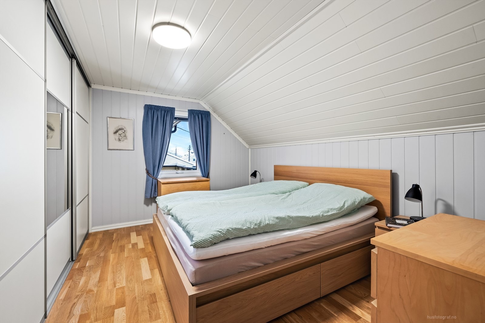 Hovedsoverommet har en god størrelse med mye garderobeplass bak skyvedører. Galleribilde