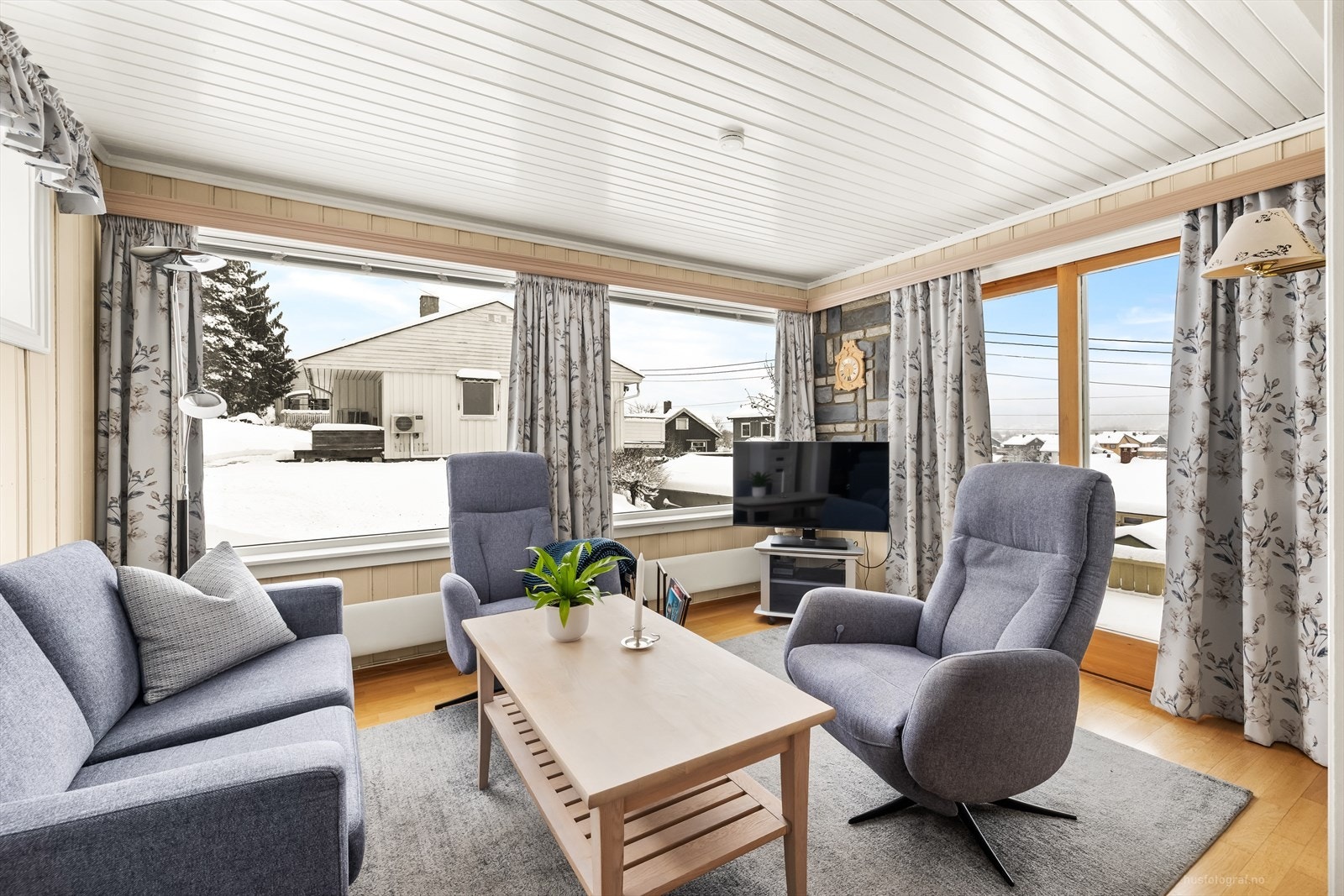 Stuen fremstår som et lyst og trivelig oppholdsrom med store vindusflater som slipper inn rikelig med dagslys. Galleribilde