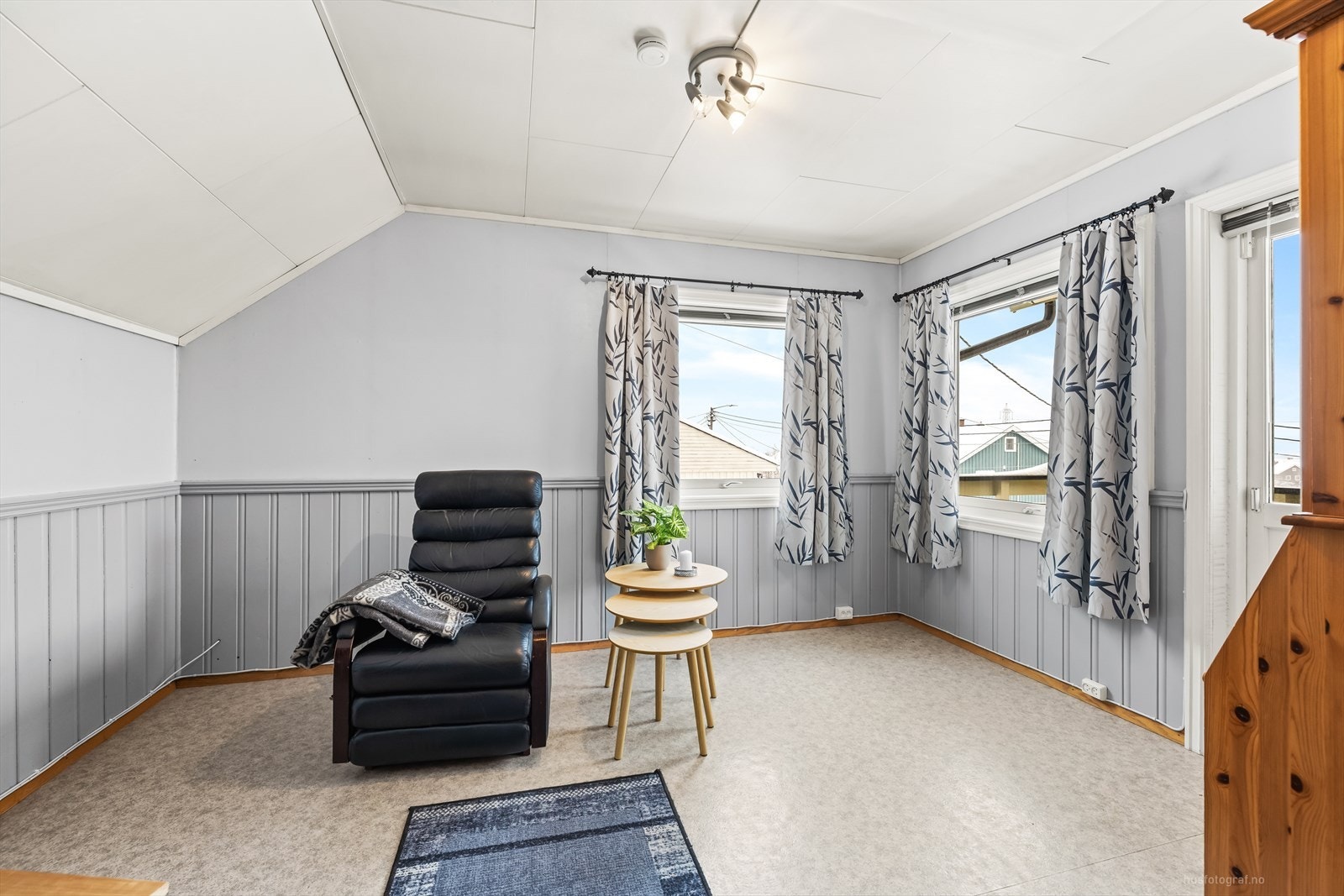 Soverommene har god plass til seng, garderobeløsning og skrivepult. Galleribilde