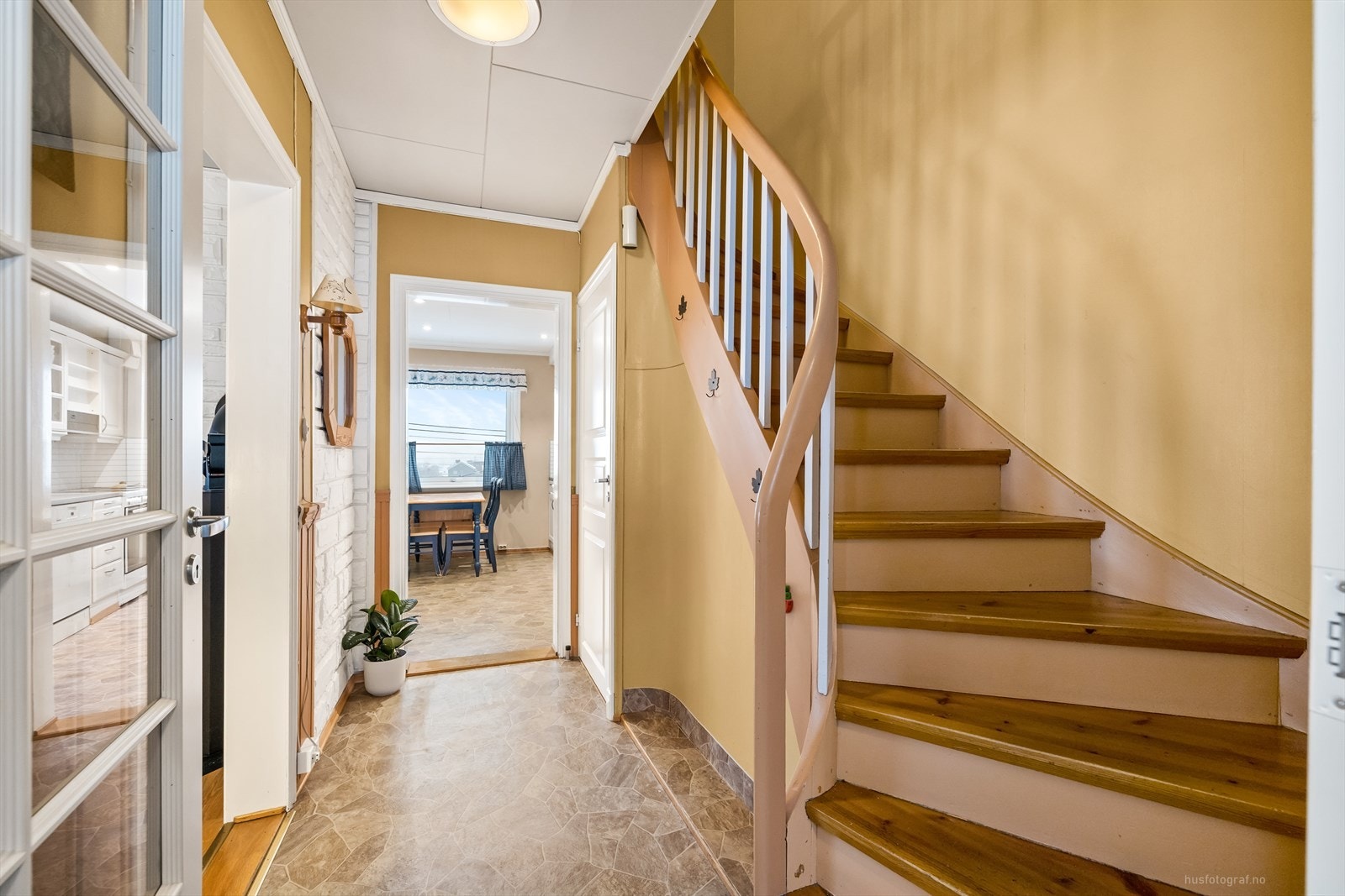 Boligen er godt vedlikeholdt, men det må beregnes oppgradering/ oppussing av enkelte bygningsdeler og installasjoner i boligen. Galleribilde