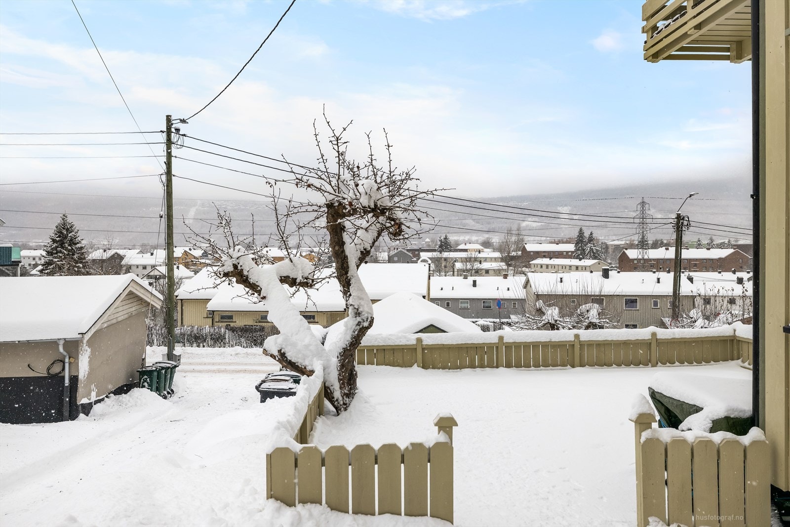 Deler av adkomstveien er utenfor tomtegrensen. Slik har forholdet vært siden byggeåret på 50-tallet. Det foreligger ingen tinglyst veirett. Nabo vegg i vegg har rett til å kjøre opp adkomstveien og videre forbi inngangspartiet til sin ytterdør. Galleribilde