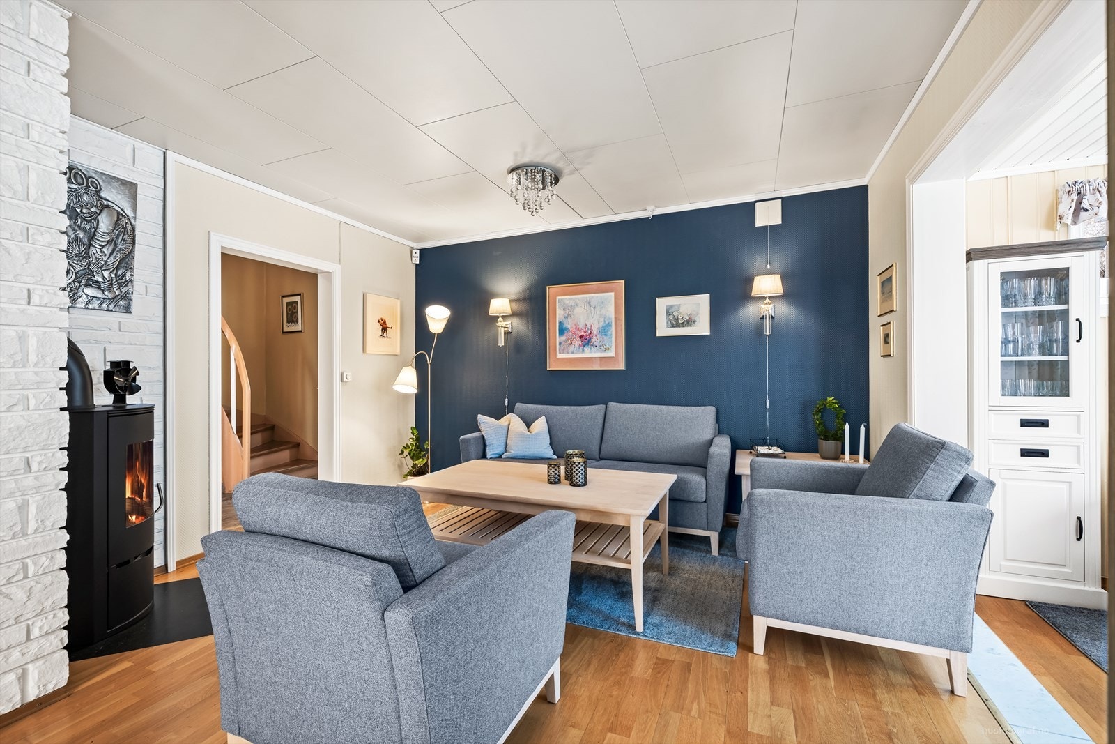 Med god plass til både sofagruppe og øvrig møblering, fungerer stuen som et naturlig samlingssted i boligen. Galleribilde