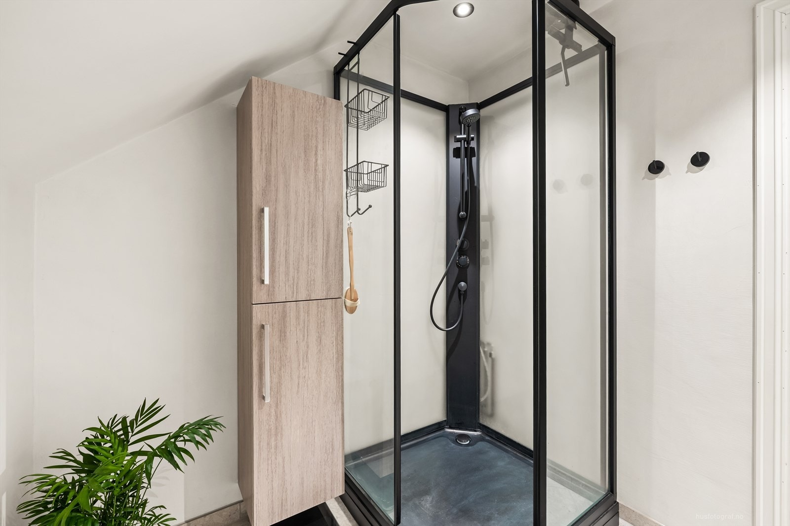 Rommet har innredning med nedfelt servant, speilskap og dusjkabinett. Galleribilde