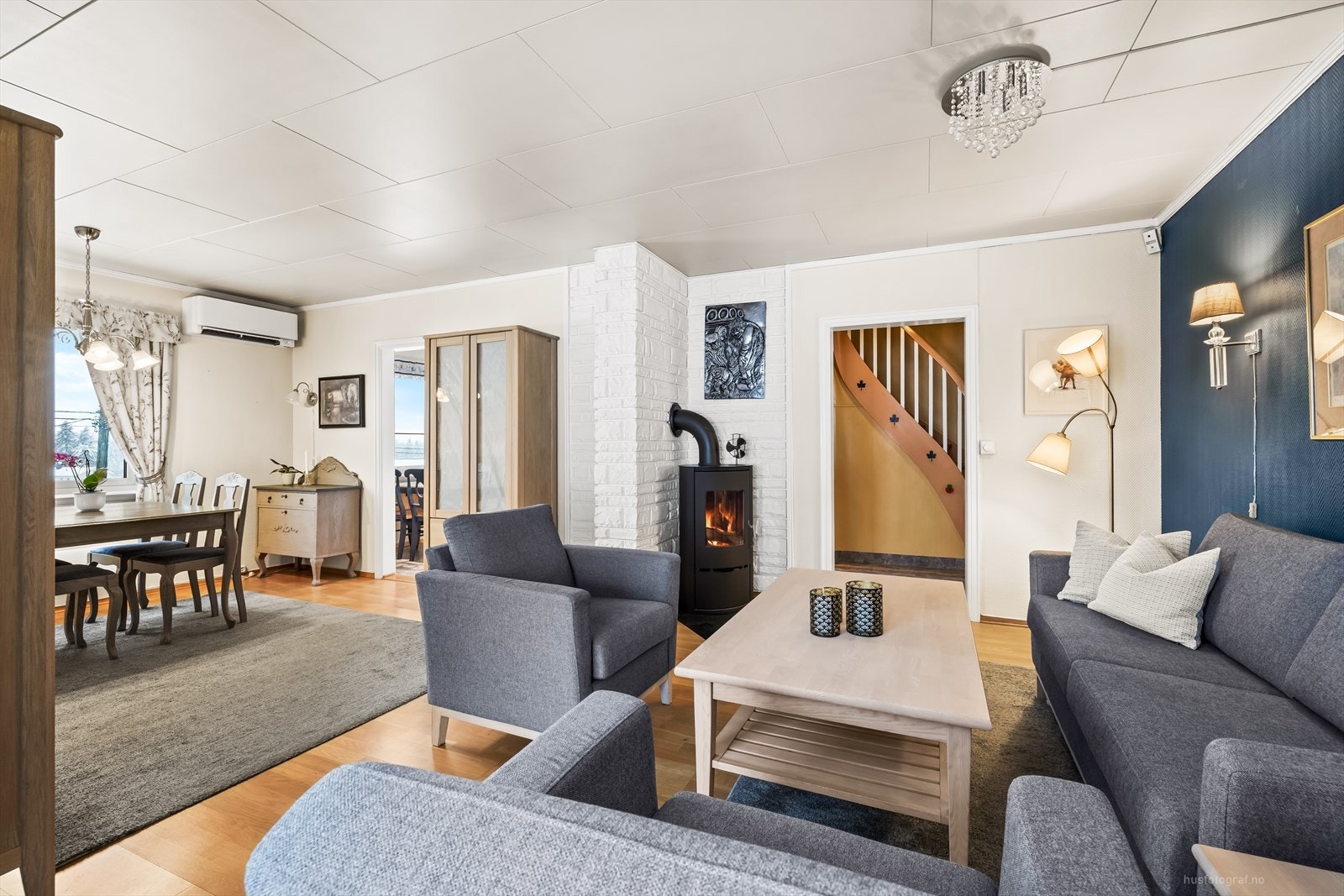 Det er montert varmepumpe og vedovn. Galleribilde