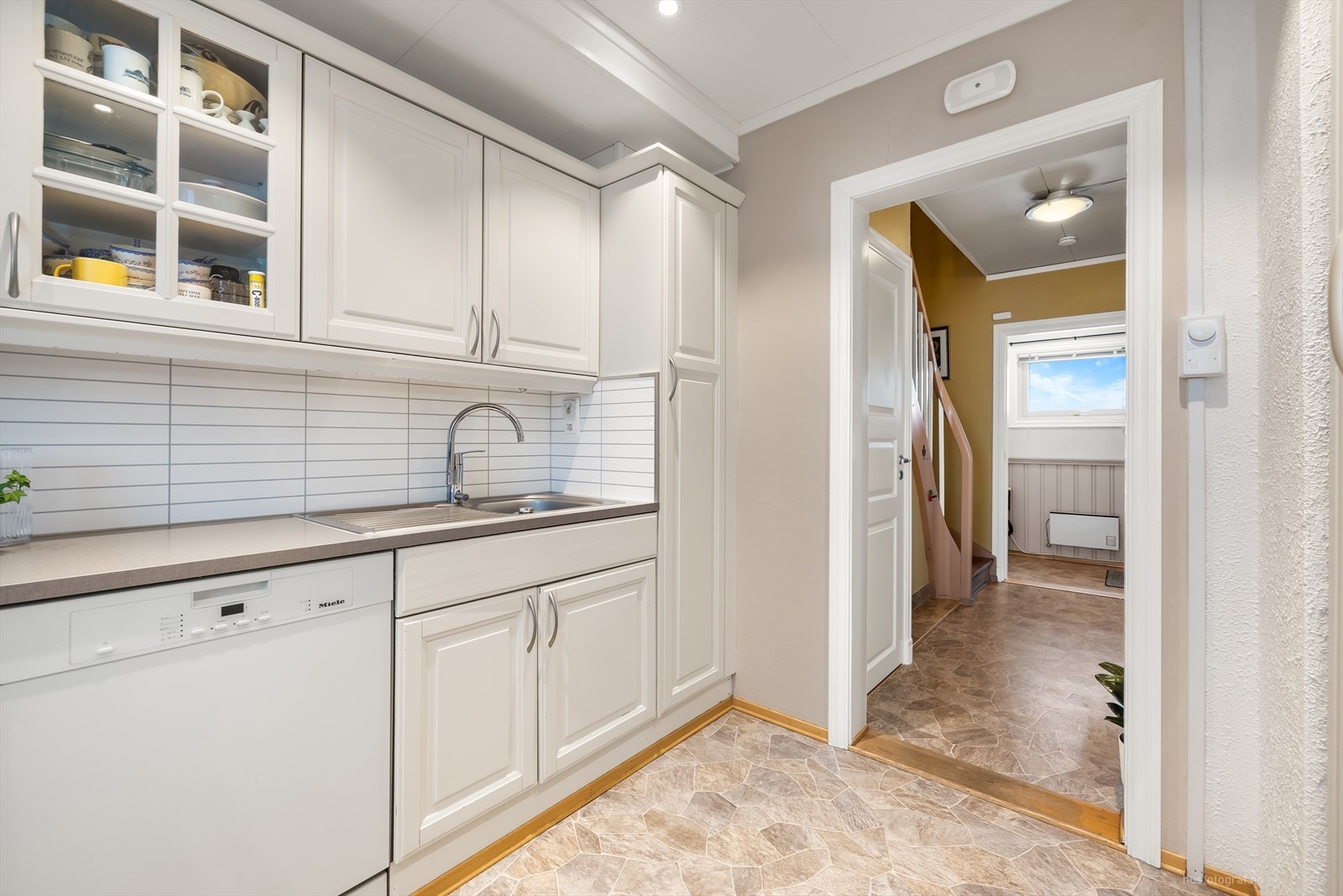 Kjøkkenet ligger adskilt fra stuen. Galleribilde