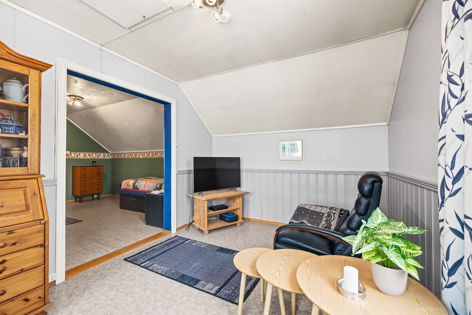 Soverom 2 er i dag innredet som en ekstra tv-stue. Galleribilde