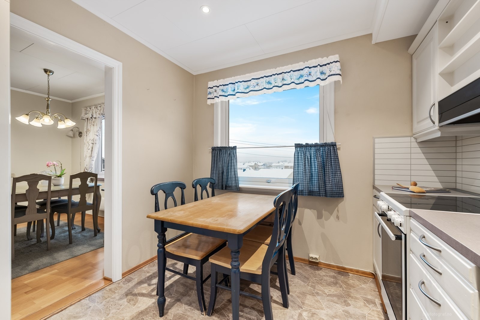 Det er rom for en hyggelig sittegruppe på kjøkkenet, der en kan sitte å nyte frokosten. Galleribilde