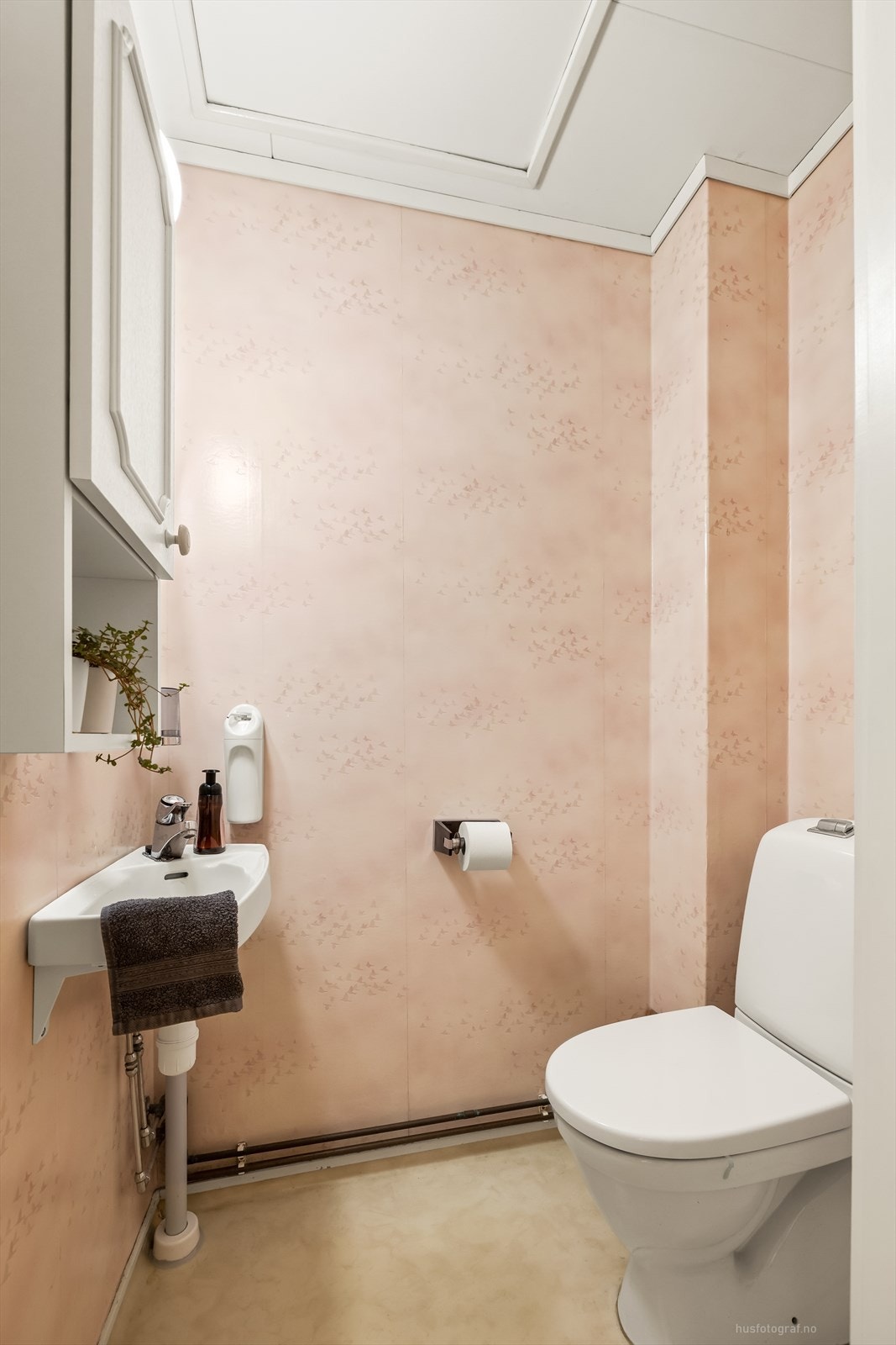 I tillegg har boligen et praktisk toalettrom i 2. etasje med enkel servant og toalett. Galleribilde