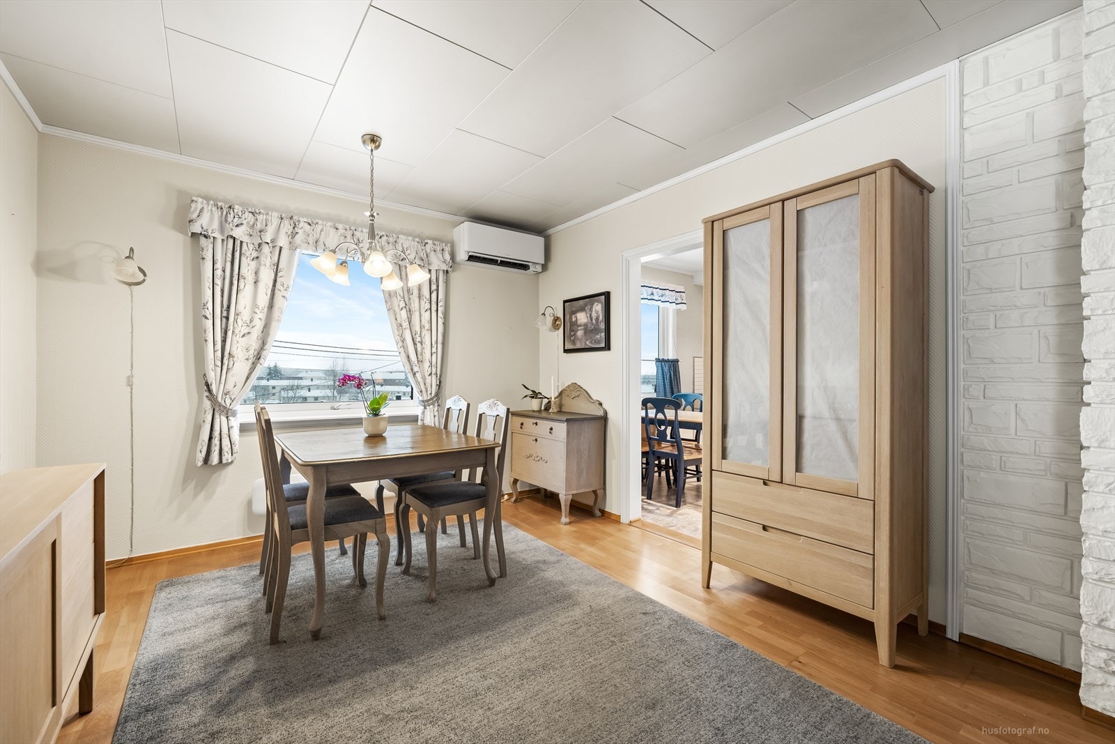 Spisestue med plass til et større spisebord. Galleribilde