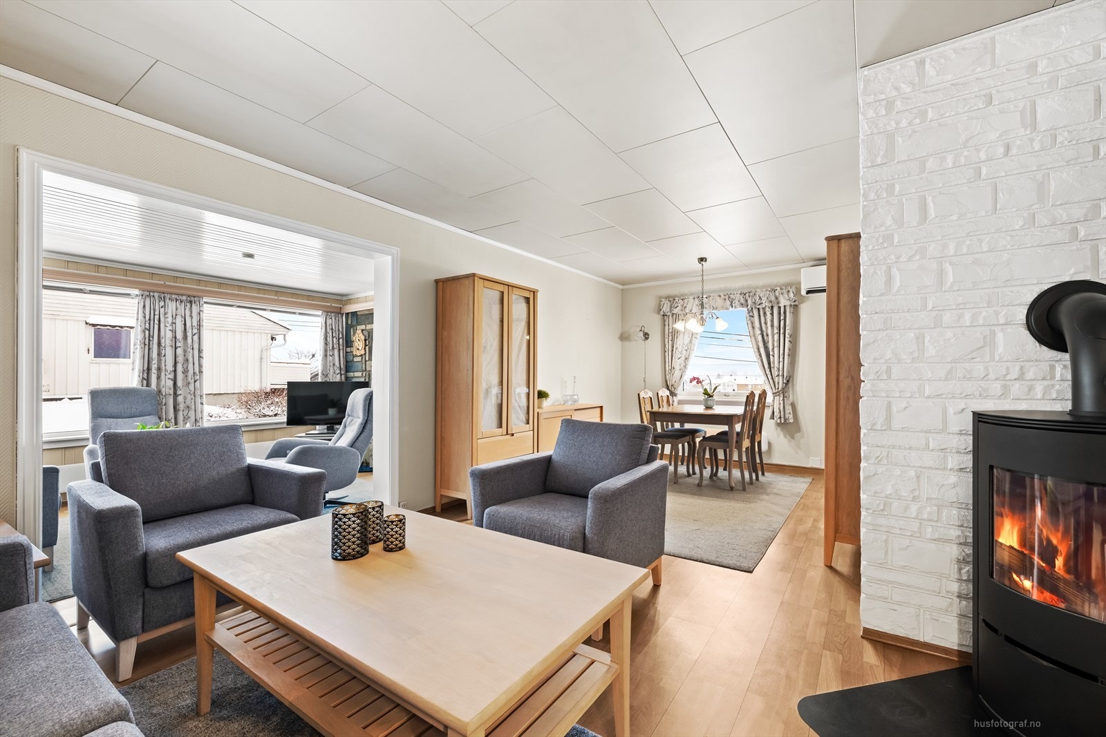 En hyggelig romfølelse med gode vindusflater. Galleribilde