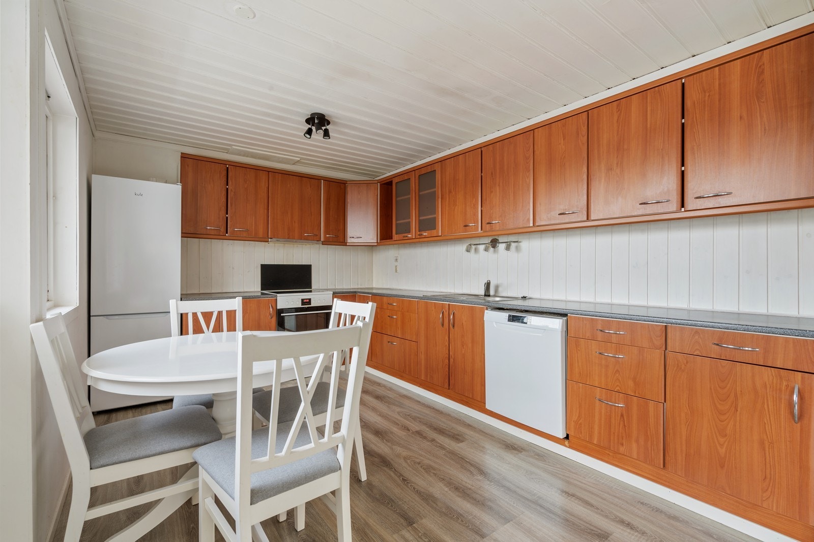 Pent kjøkken med rikelig skap- og benkeplass Galleribilde