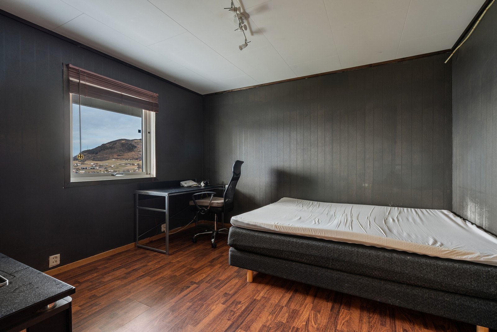 Soverom 2 i underetasjen, alle soverom i boligen er av god størrelse Galleribilde