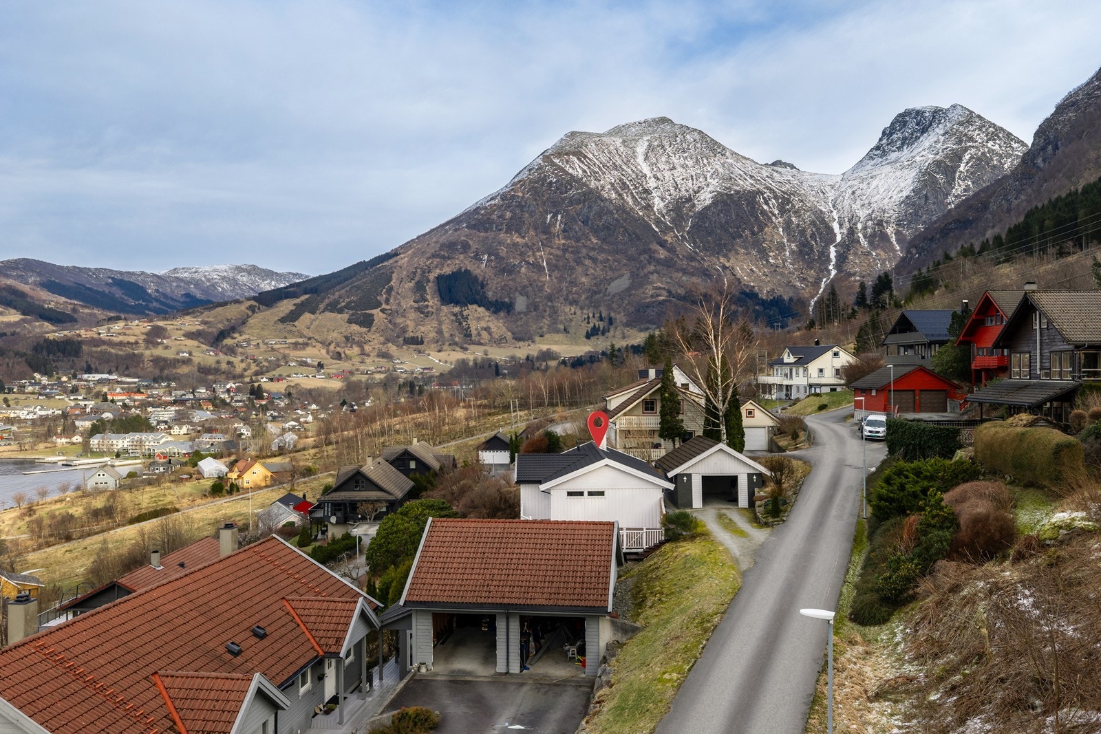 På eiendommen har du en stor hage og frittstående garasje Galleribilde