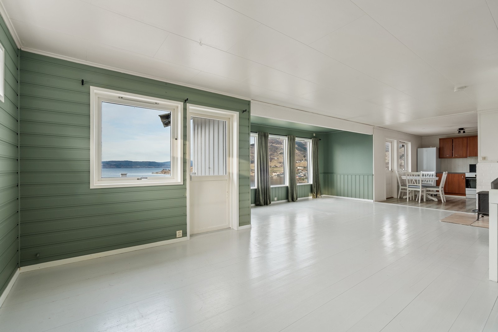 Romslig stue med kjøkken i åpen løsning Galleribilde