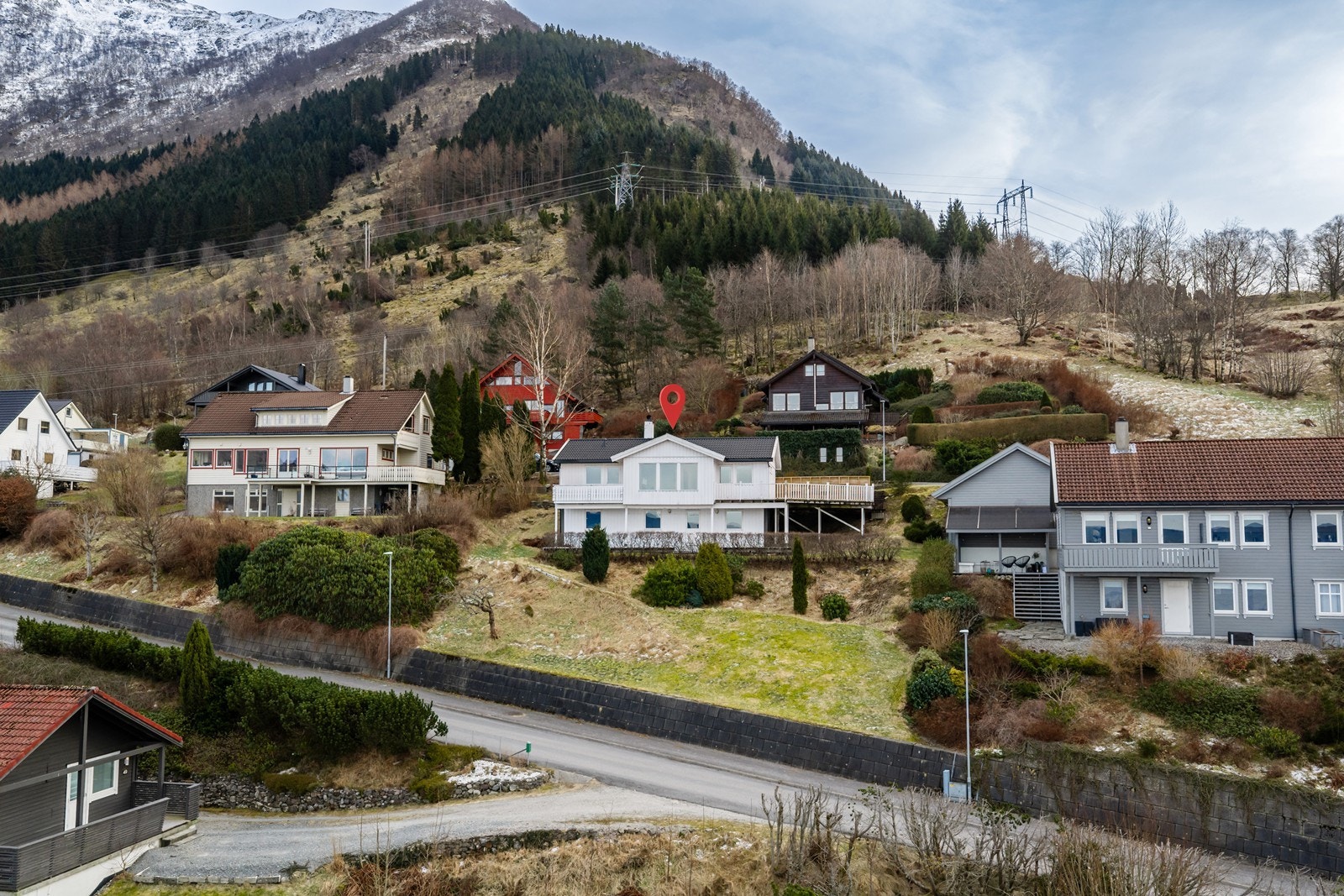 Tomten går helt til mur ved veien på bildet Galleribilde