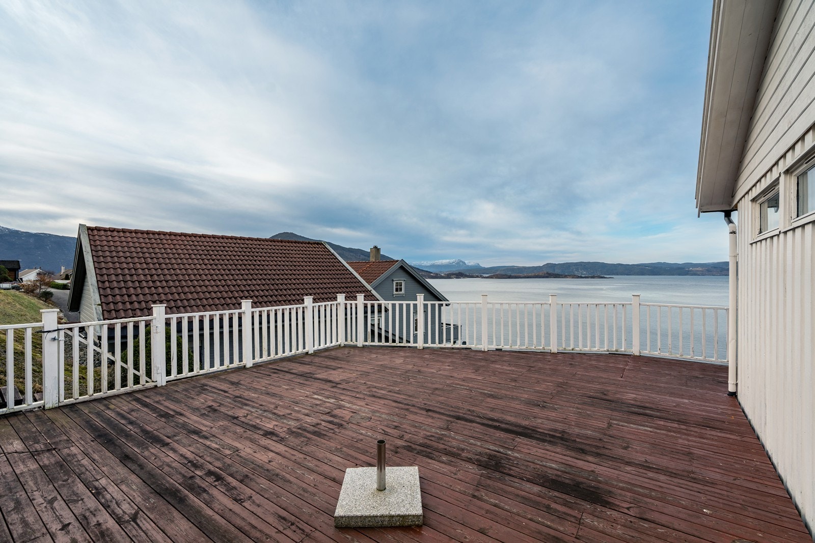Terrassen har behov for vedlikehold og er ikke byggemeldt (se salgsoppgave for mer informasjon) Galleribilde