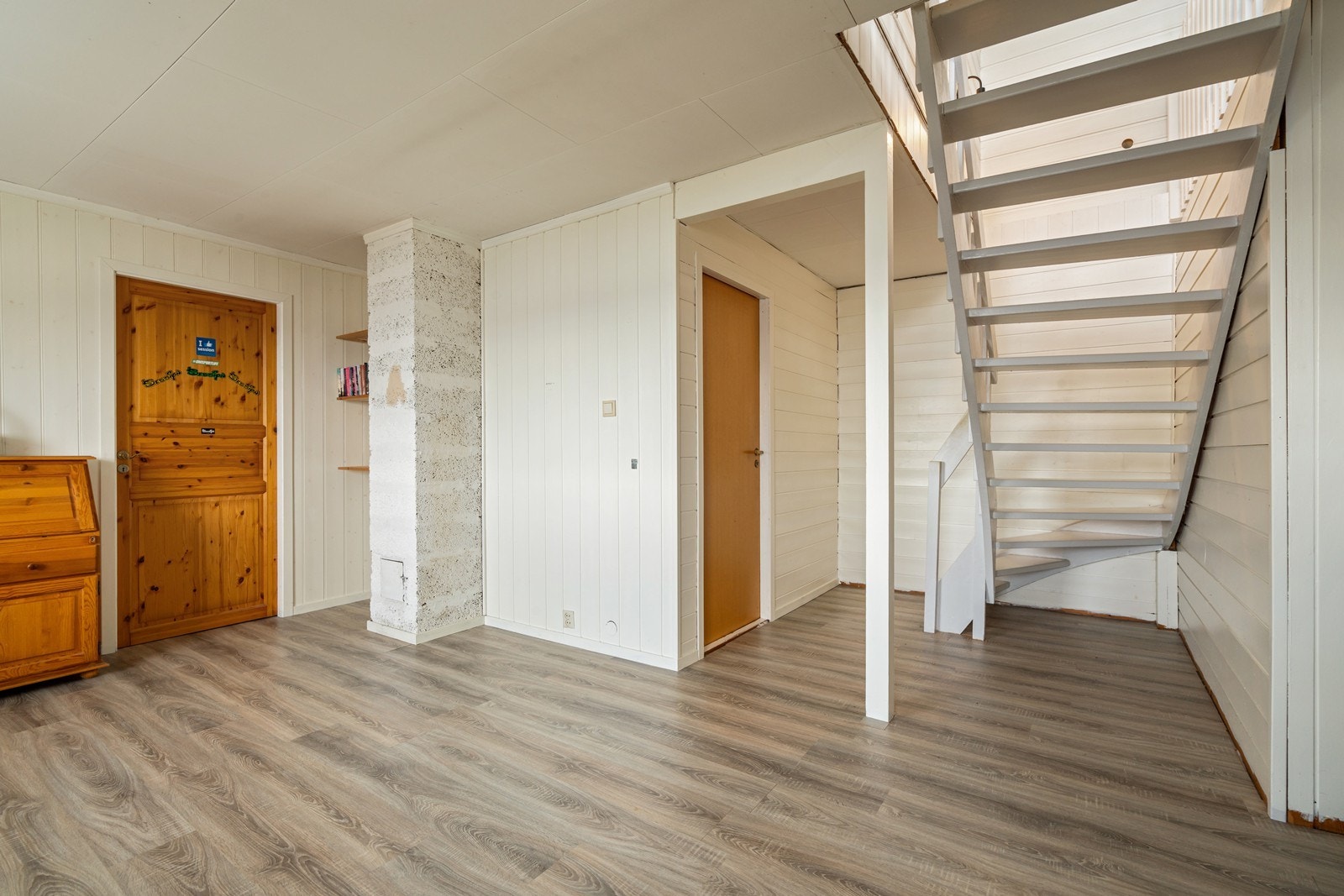 Inngang til bod og vaskerom til venstre for trappen Galleribilde