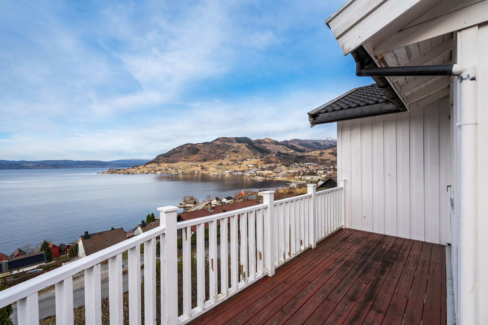 Fra stuen har man adgang til en stor og solrik terrasse Galleribilde
