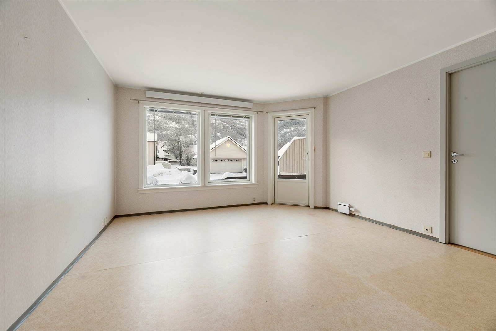 Stue med dør ut til terrasse på ca. 16 m2 Galleribilde