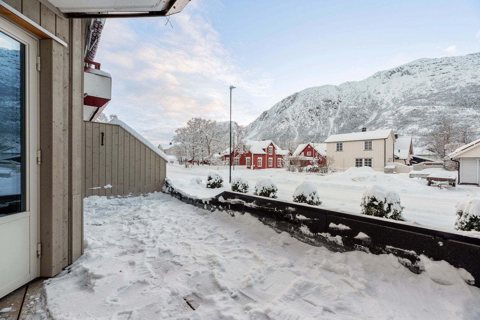 Terrasse med utsikt mot Øyfjellet. God plass for utemøbler. Galleribilde