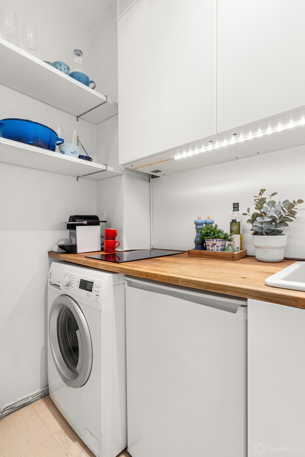 Kjøkkenet er utstyrt med induksjonstopp og stekeovn, samt opplegg for oppvaskmaskin og vaskemaskin. Galleribilde