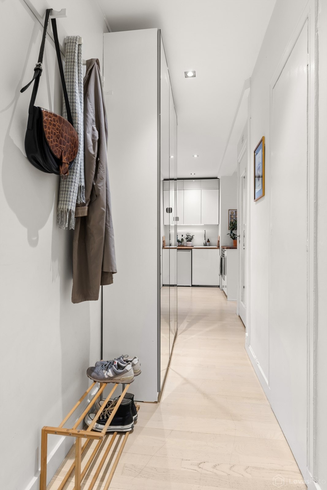 God flyt fra entré gjennom gang og videre til kjøkken. Galleribilde